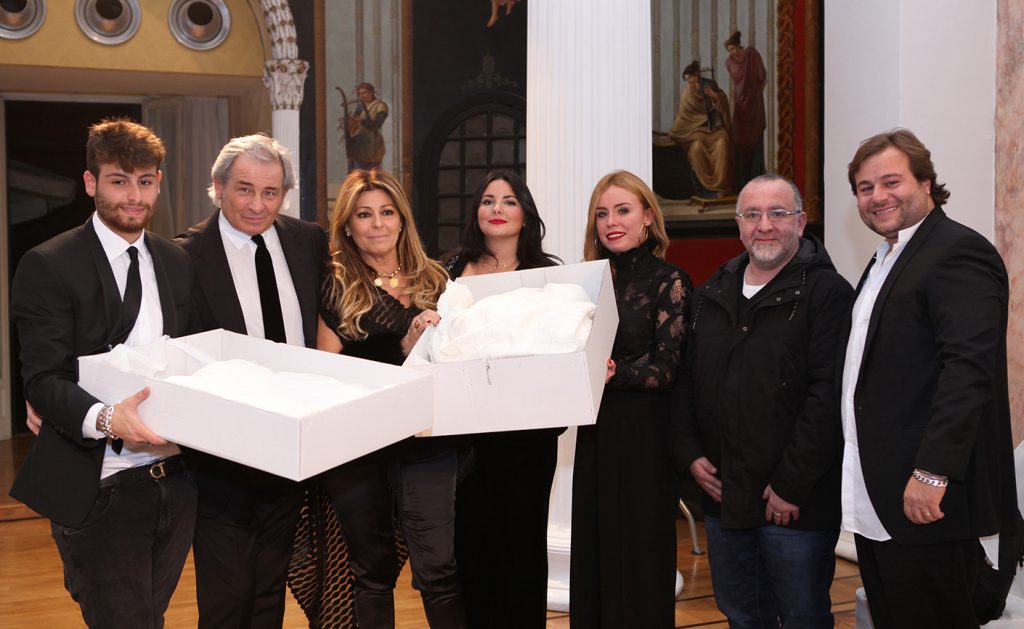 Marinella Perrella dona due abiti alla Caritas di Napoli